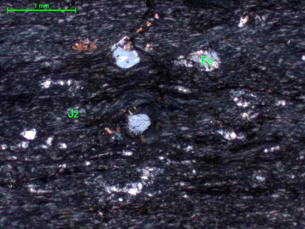 灰色流纹质角砾熔岩 