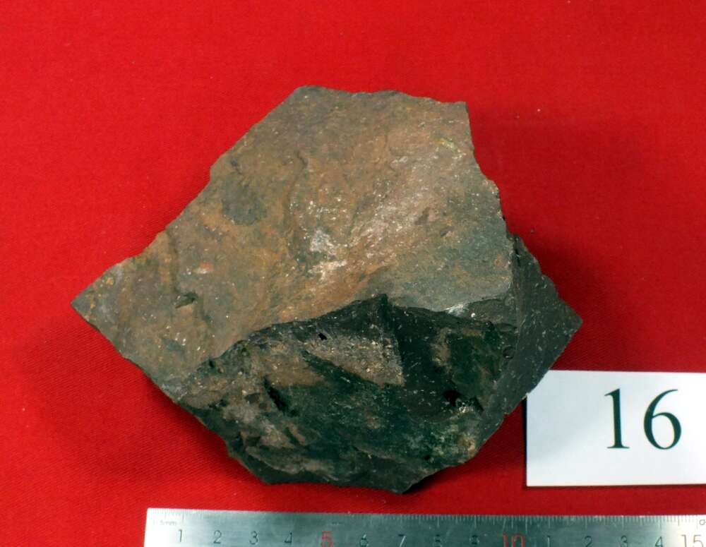 蚀变晶屑熔结凝灰岩