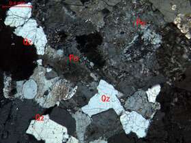 含石墨弱蚀变中细粒碱长花岗岩