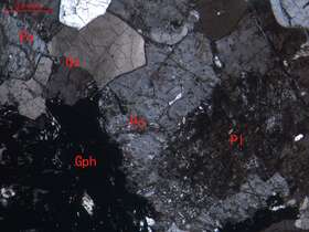 石墨化弱蚀变中细粒含黑云母花岗岩