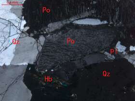 弱蚀变中细粒碱长花岗岩