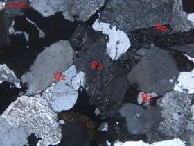 弱蚀变中细粒碱长花岗岩
