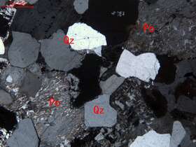 含石墨细粒碱长花岗岩