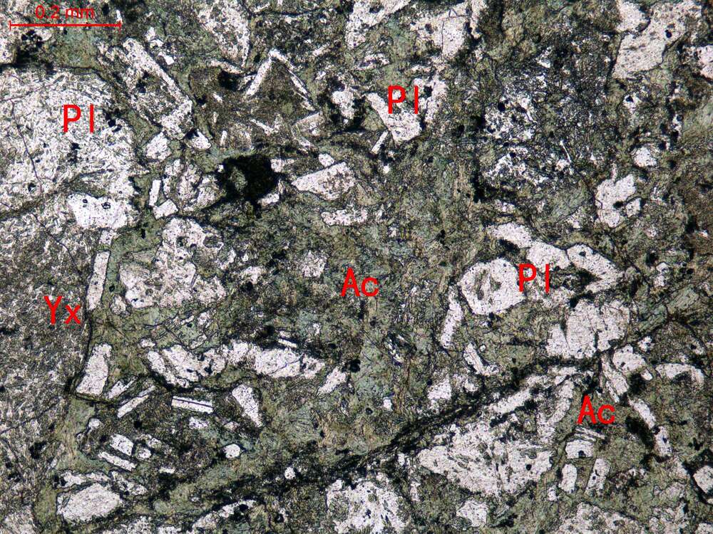 碎裂变质中细粒岩屑长石砂岩