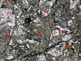 碎裂变质中细粒岩屑长石砂岩