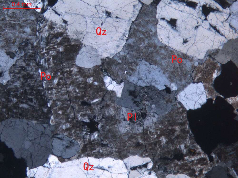 弱蚀变细粒碱长花岗岩