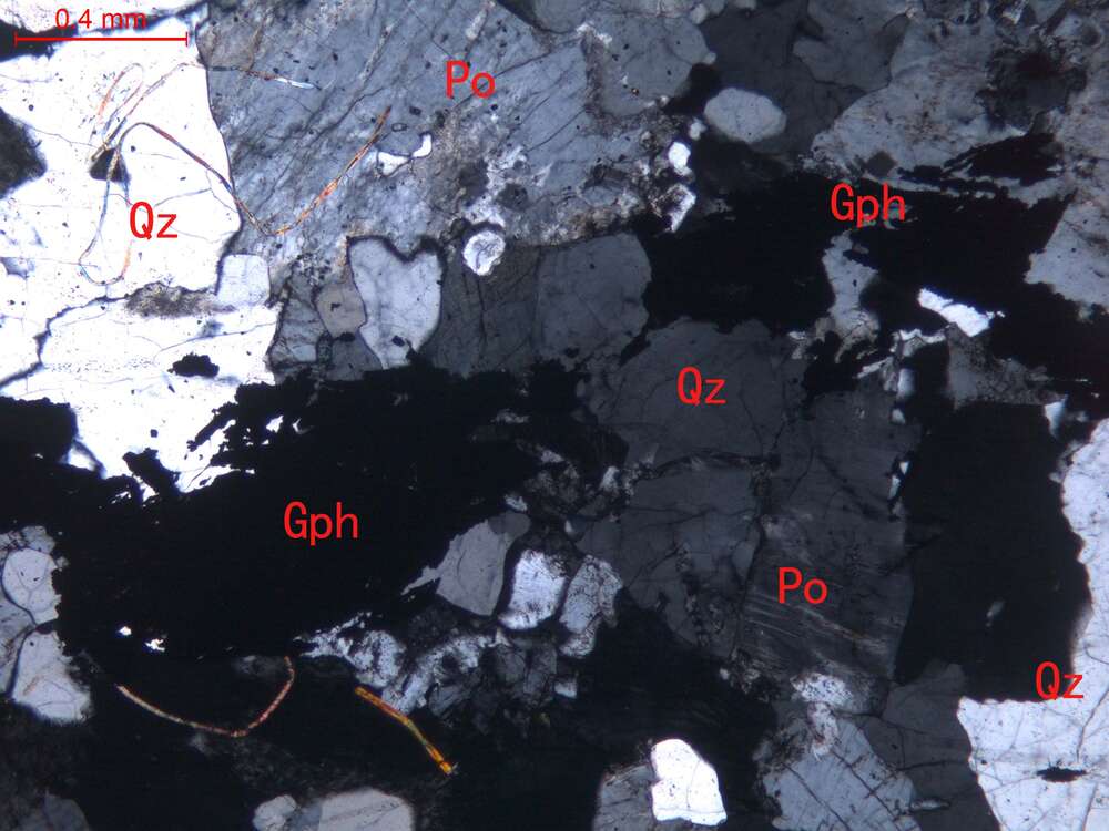 含石墨弱蚀变中细粒花岗岩