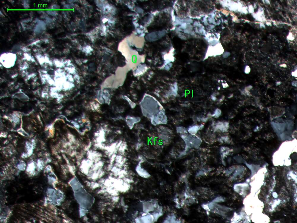 蚀变细粒石英正长岩