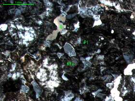 蚀变细粒石英正长岩