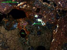 条带状蚀变细粒黑云角闪花岗岩