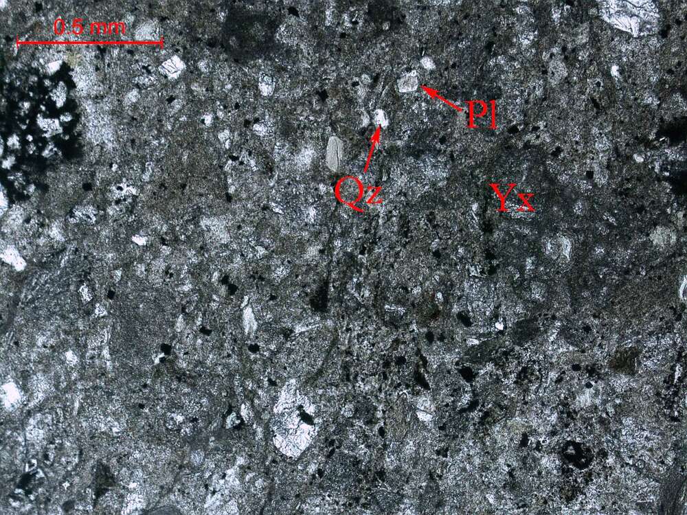 浅灰绿色铜矿化中细粒岩屑砂岩
