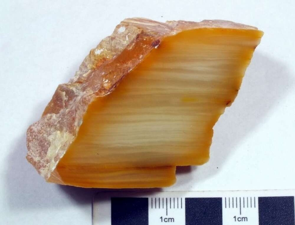 条带状细粒石英岩
（石英质玉）