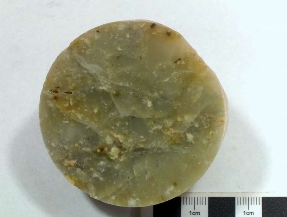 含角砾岩屑硅质岩
（石英质玉）