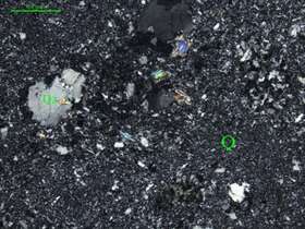 含角砾岩屑硅质岩