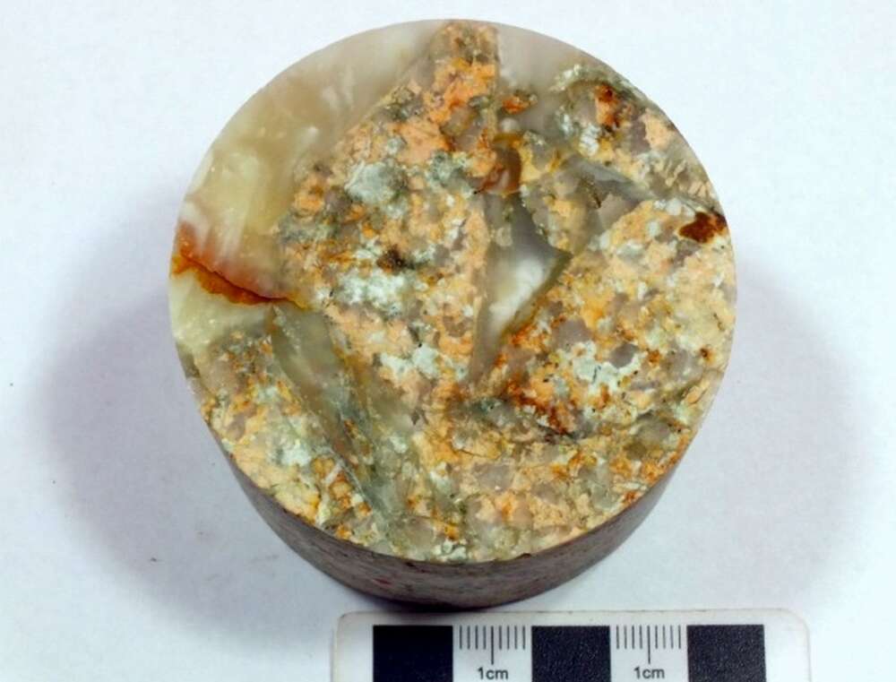 显微粒状石英岩
（石英质玉）