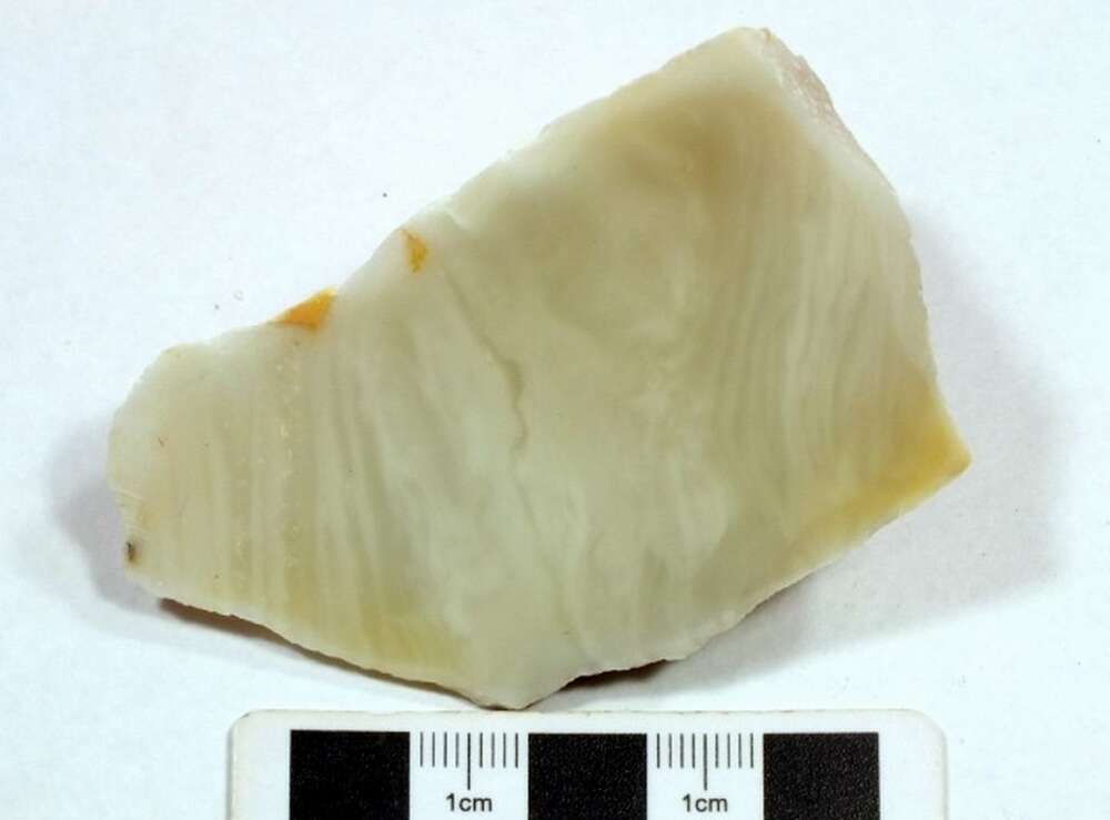 条带状细粒石英岩
（石英质玉）