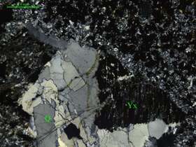 含岩屑角砾显微粒状石英岩