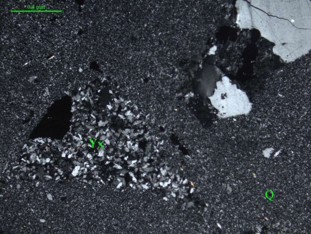 含角砾岩屑硅质岩