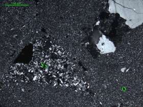 含角砾岩屑硅质岩