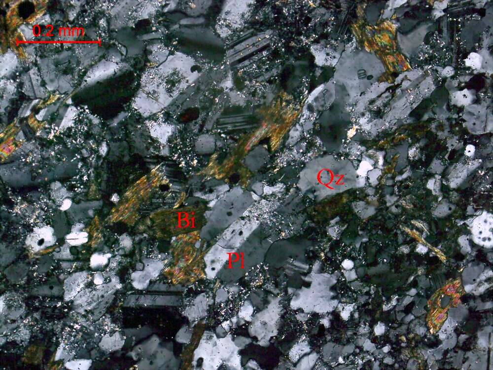 碎裂蚀变黑云斜长变粒岩