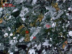 碎裂蚀变黑云斜长变粒岩