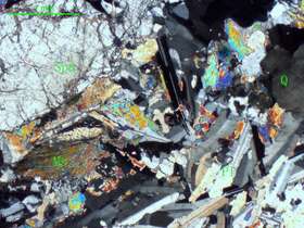 不等粒白云母斜长花岗岩