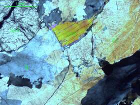 片麻状含绿柱石黄玉斜长花岗伟晶岩（斜长花岗岩）