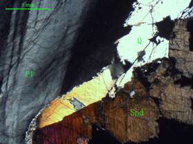 条带状含锂辉石斜长花岗伟晶岩