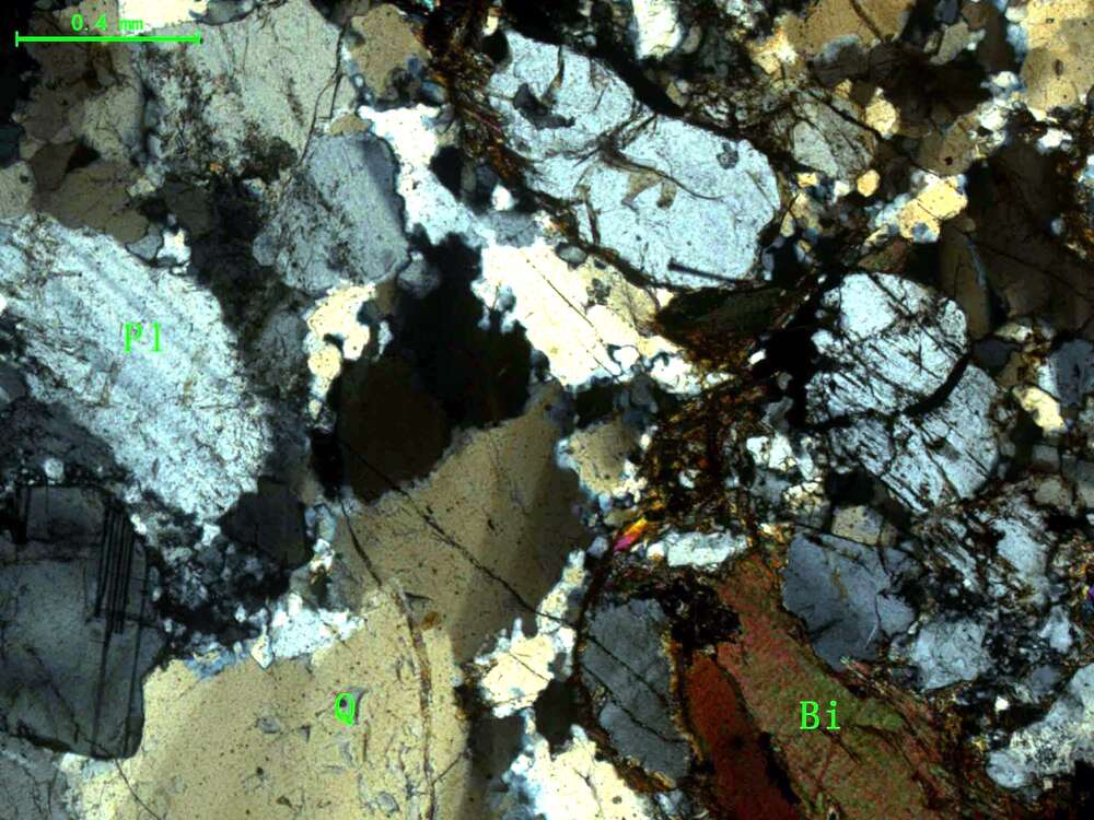 含石榴石细粒花岗岩