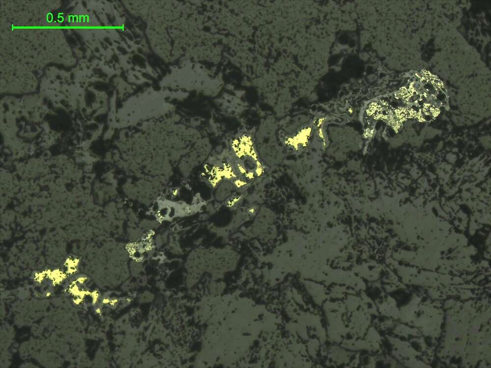 黄铜矿、黄铁矿、褐铁矿、孔雀石