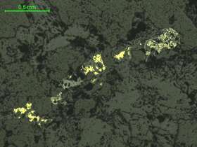 黄铜矿、黄铁矿、褐铁矿、孔雀石