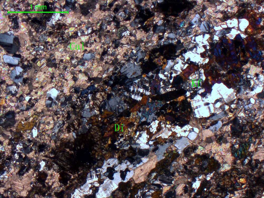 碳酸盐化似条带状透辉石钾长变粒岩