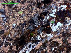 碳酸盐化似条带状透辉石钾长变粒岩