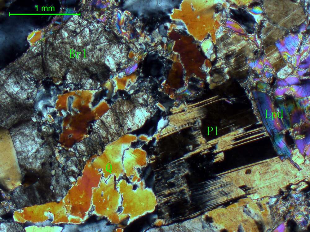 含绿柱石锂云母斜长花岗伟晶岩