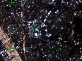 轻度蚀变晶屑岩屑凝灰岩