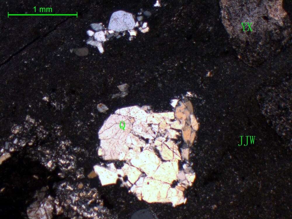 蚀变角砾凝灰岩 