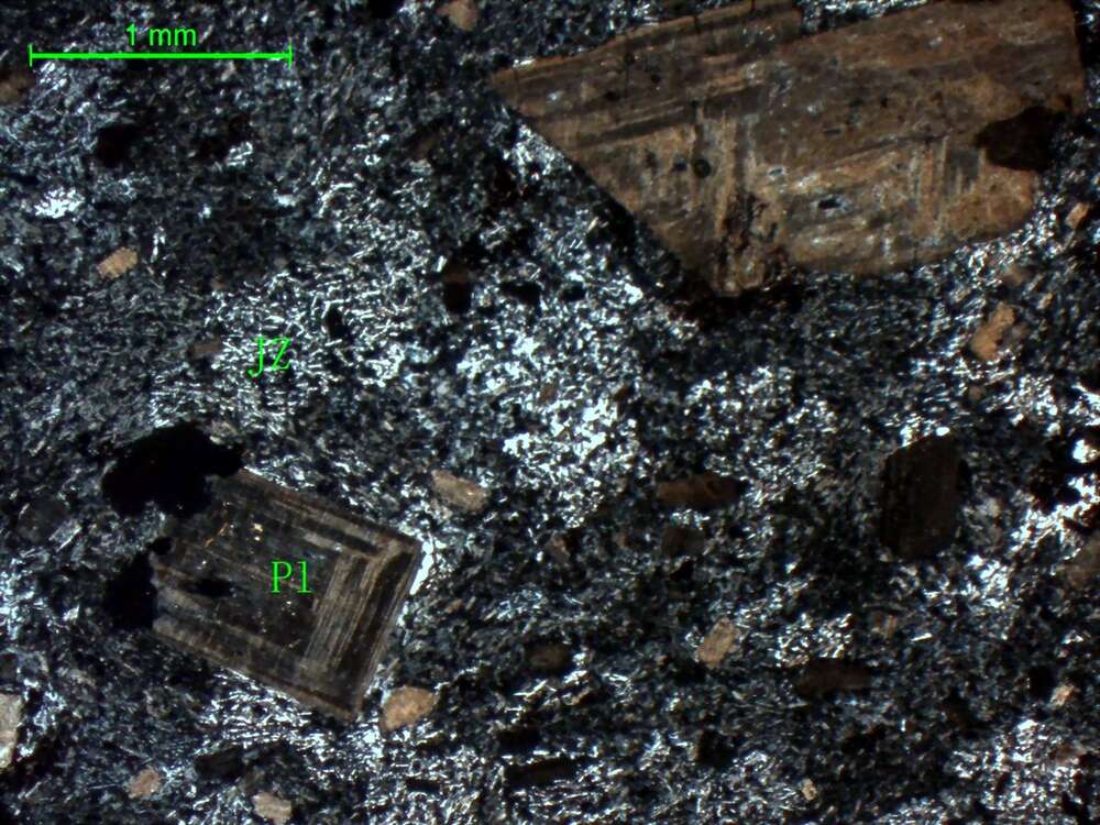 强泥化辉石安山岩