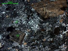 强泥化辉石安山岩