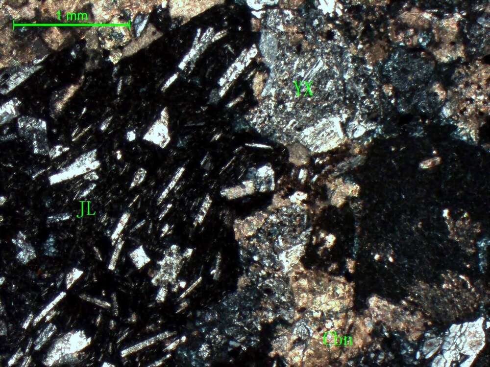 含角砾岩屑凝灰岩 