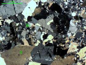 轻微碎裂化石英脉（岩）