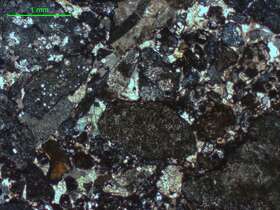 钙质胶结流纹质细砾岩