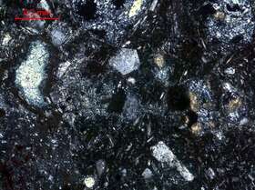 灰绿色中细粒杏仁状安山岩