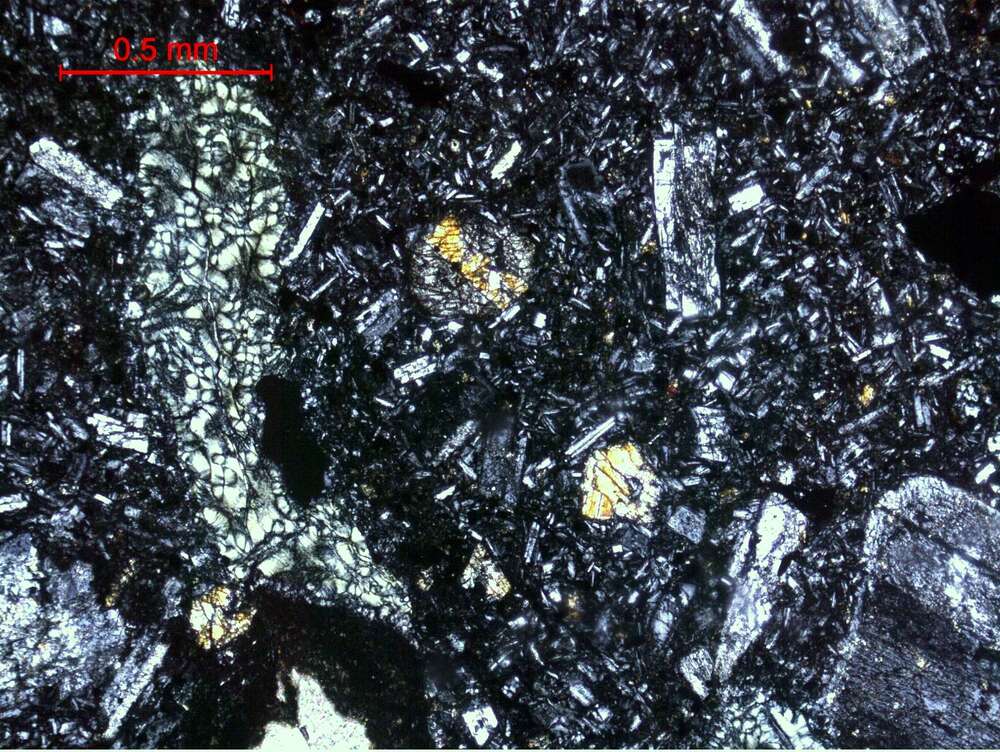 深灰色中粗粒杏仁状玄武岩