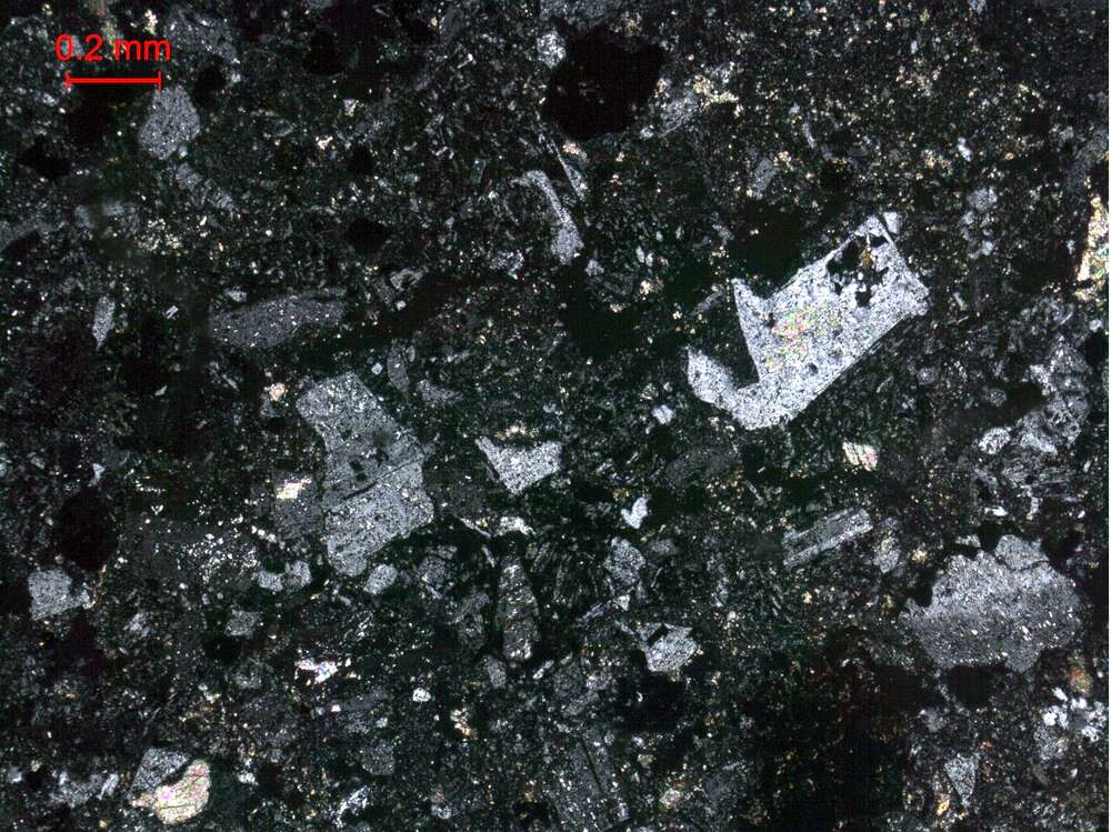 深灰色细粒杏仁状晶屑凝灰岩