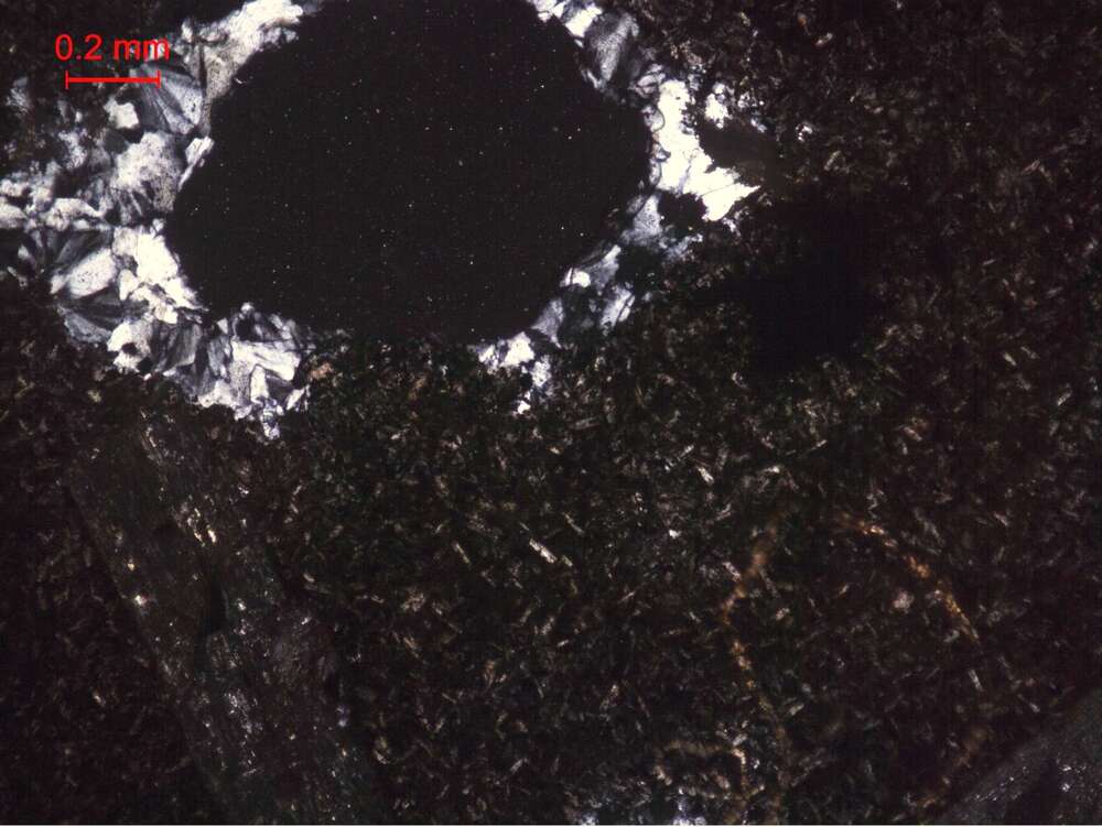 褐红色杏仁状安山岩