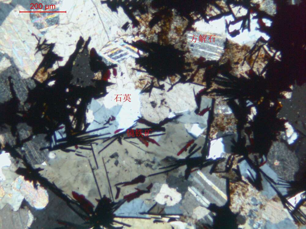 镜铁矿化含石英大理岩