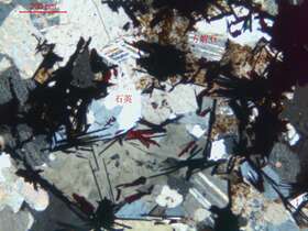 镜铁矿化含石英大理岩