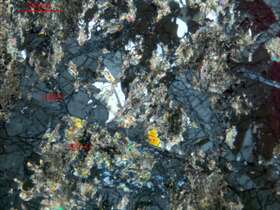 透闪石榴石矽卡岩