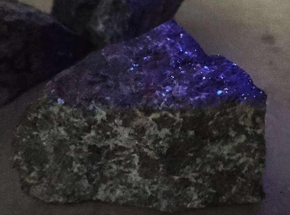 低品位钨矿石手标本