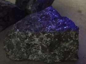 低品位钨矿石手标本